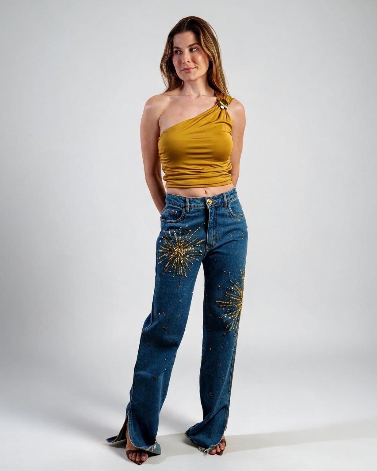 Blusa Ebbela Mostarda, peça no corpo