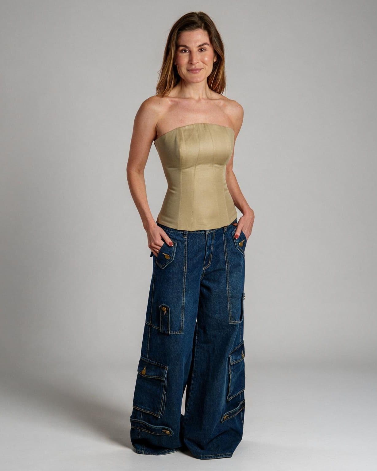 Top Justo Khaki, peça no corpo