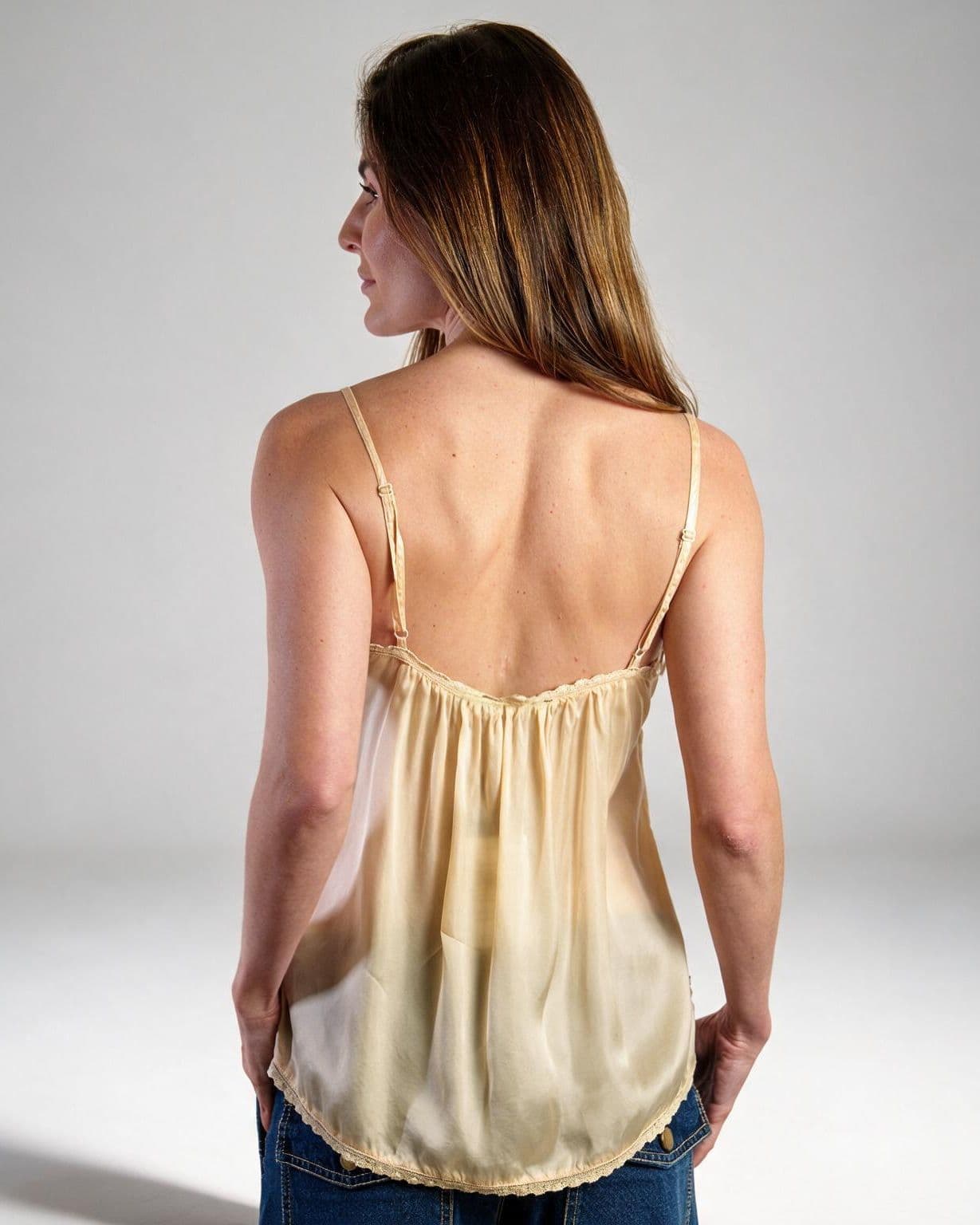 Regata Slip com Bordados, peça no corpo
